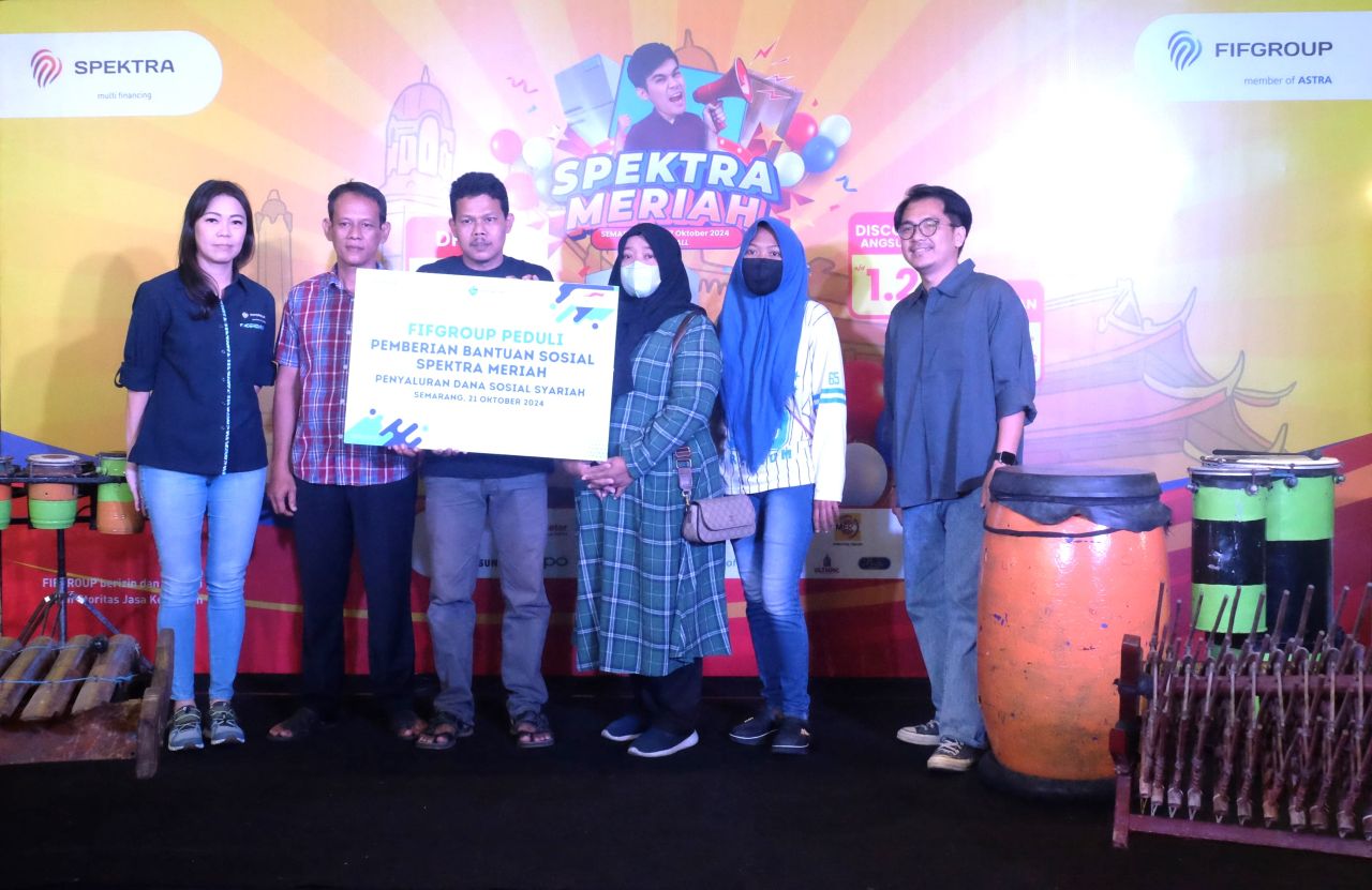 Penyerahan bantuan sosial berupa paket sembako oleh Multi Purposed Financing Marketing Division Head FIFGROUP, Muliana Wijaya (kiri) didampingi oleh Marketing Manager SPEKTRA Cabang Semarang, Endrico (kanan) kepada masyarakat ring 1 Java Supermall